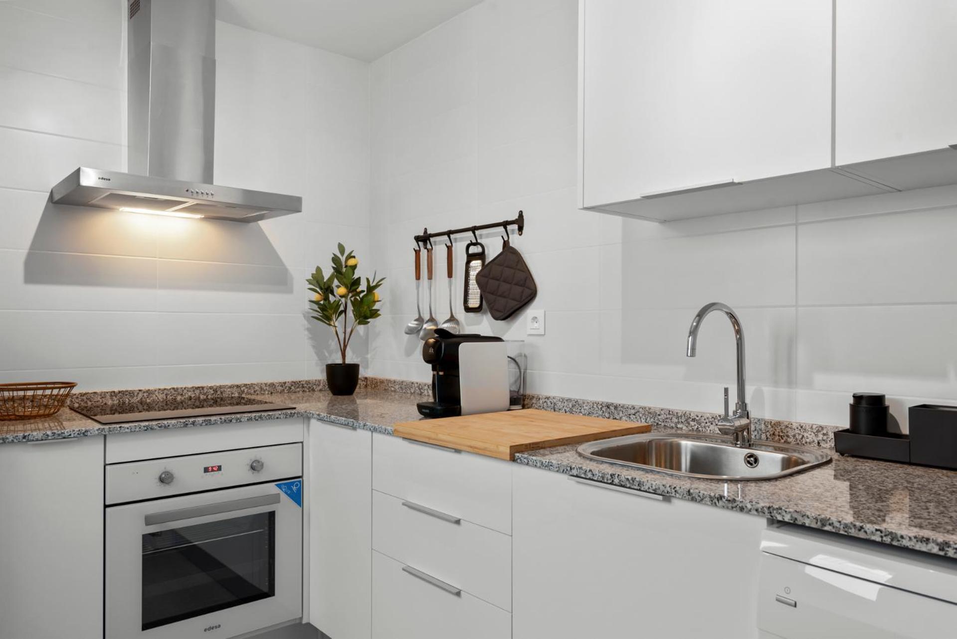 Beautiful 2-Bedroom Apartment Near Center And Beach Estepona Buitenkant foto