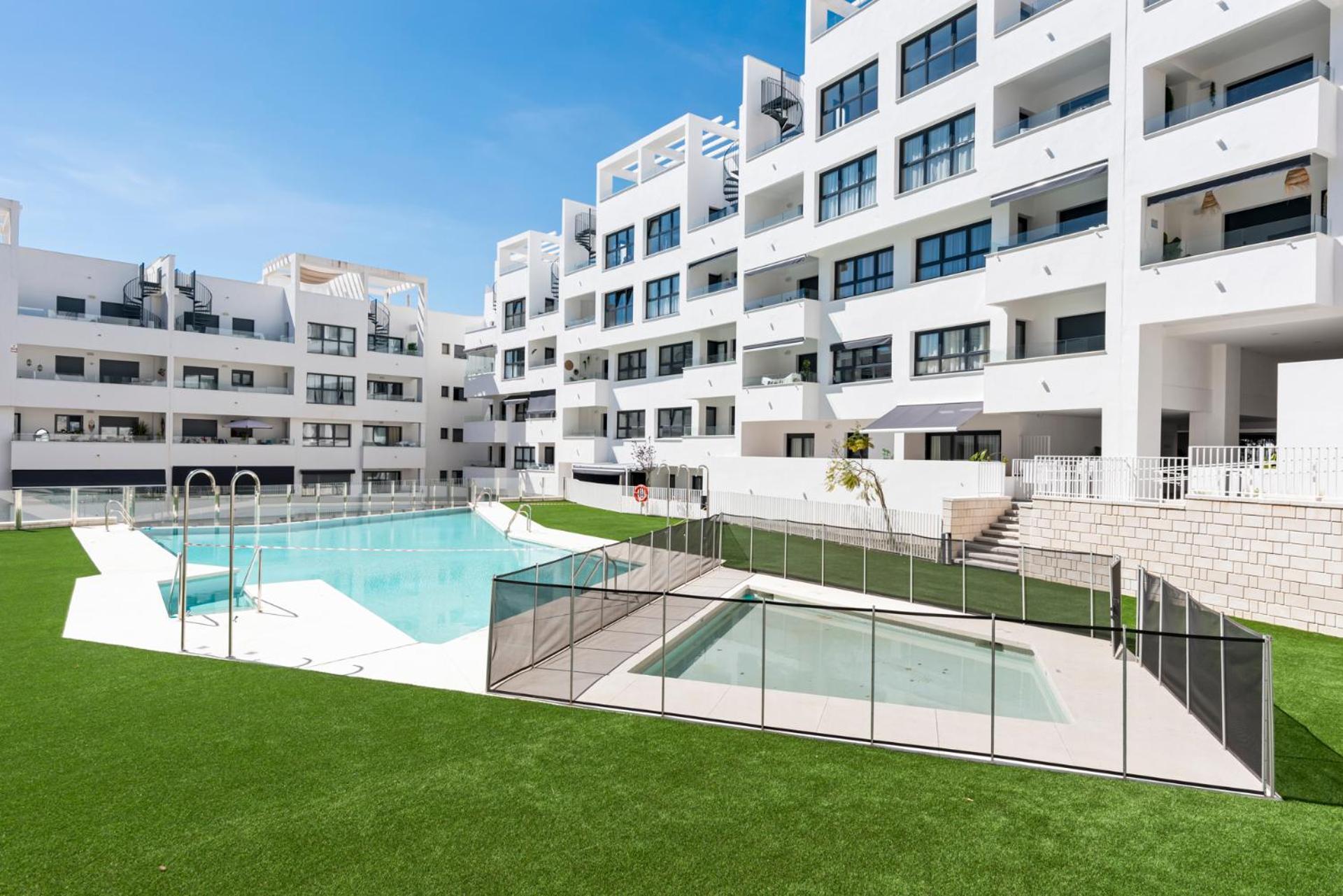 Beautiful 2-Bedroom Apartment Near Center And Beach Estepona Buitenkant foto